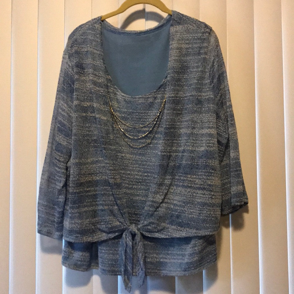 Mid sleeve two in one blouse.